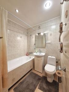 un bagno con un water, una vasca e un lavandino di Двокімнатна квартира біля ТРЦ КИЇВ та Каштанової Алеї Документи для відряджень Мережа AlexApartments Цілодобове безконтатне заселення a Poltava