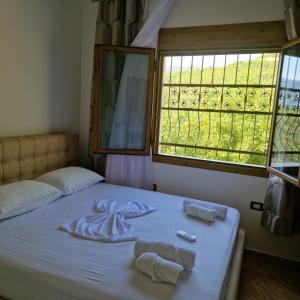 Ένα ή περισσότερα κρεβάτια σε δωμάτιο στο Vila Zeni Zoto, Private Room featuring panoramic views from Terrace and Balcony