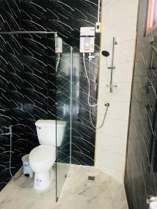 un baño con inodoro y ducha en Studio 24 sqm near beach monthly rent, en Pattaya South