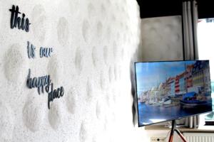 a tv on a wall with writing on it at Ferienwohnung Lodge am See - Terrasse - Kachelofen in ruhiger Lage nahe Schluchsee in Schluchsee