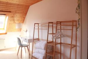 a room with a desk and a bunk bed at Ferienwohnung Lodge am See - Terrasse - Kachelofen in ruhiger Lage nahe Schluchsee in Schluchsee