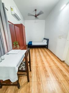 a room with a bed and a table in it at kadalundi Heritage in Vallikunnu