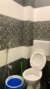 - Baño con aseo y cubo en YOU and I CAFE, en Varanasi 22 fotos más