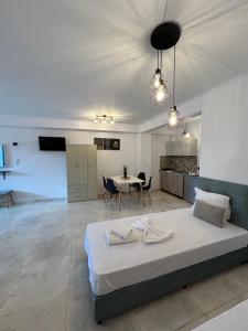 una camera da letto con un letto e un tavolo con sedie di V-Suites a Potos