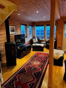 a living room with a couch and a television at Hytte i Målselv Fjellandsby in Bergset