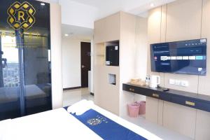 Køkken eller tekøkken på Royal Suites Jumbo Studio 32SQ - Citra Plaza Nagoya