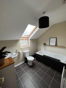 Bilik mandi di A home from home, Dundrum