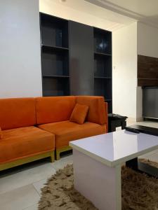 Posezení v ubytování Cozy 1-BDR - Free Wi-Fi, Pool & Mins DRV to Airport