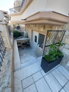 - Vistas al exterior de una casa con patio en Argeades apartment, en Nauplia