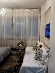 a bedroom with a bed and a window at Mini scala in Bucharest +1 photo