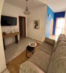 een woonkamer met een bank en een tafel bij CORNELIAS HOME 5A playa in Los Cristianos