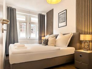 a bedroom with a large bed with white sheets and pillows at Modern eingerichtete Wohnung im Stadtzentrum Zittau kostenloser Parkplatz in Zittau