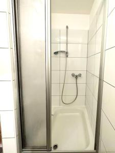 a bathroom with a shower and a bath tub at Modern eingerichtete Wohnung im Stadtzentrum Zittau kostenloser Parkplatz in Zittau +30 photos