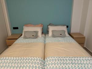 2 camas en un dormitorio con 2 almohadas en Diamond Serenity Villa, en Kardamaina