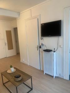 TV a/nebo společenská místnost v ubytování Studio Porte Maillot