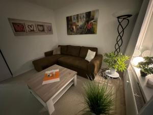 un salon avec un canapé et une table basse dans l'établissement Ferienwohnung Harz #4, Pool, Sauna, WLAN, à Braunlage