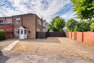 an empty driveway in front of a brick house at 4BR 3 bath Spacious apartment, Sleeps upto 8 free parking in Allesley