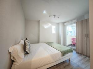 a bedroom with a large bed in a room at Appartement T2 les Capucines in La Ciotat