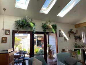 Posezení v ubytování Entire Boutique Home - The Rustic Cottage - Canungra