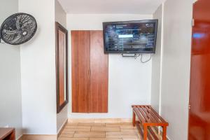 Uma TV ou centro de entretenimento em Imperial Inn Hospedaje Turistico