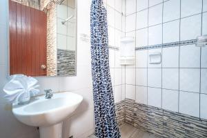 Um banheiro em Imperial Inn Hospedaje Turistico