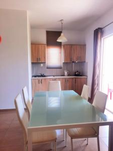 A kitchen or kitchenette at Apartments Alavana