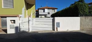 Το κτήριο όπου στεγάζεται  το διαμέρισμα