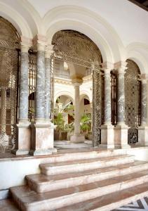 ein großes Gebäude mit einer Treppe und Säulen in der Unterkunft CoolRooms Palacio Villapanés in Sevilla