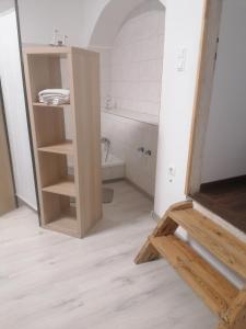 W pokoju znajduje się łazienka z umywalką i toaletą. w obiekcie Újkapu Sunshine Apartments w Győr