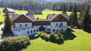 - une vue aérienne sur une grande maison dans l'établissement Ferienhaus Alpenblick, à Krakauschatten