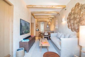 una sala de estar con un sofá y una mesa en Magnificent apt - 2BR-6P - Heart of Saint-Tropez, en Saint-Tropez