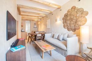 una sala de estar con un sofá y una mesa en Magnificent apt - 2BR-6P - Heart of Saint-Tropez, en Saint-Tropez