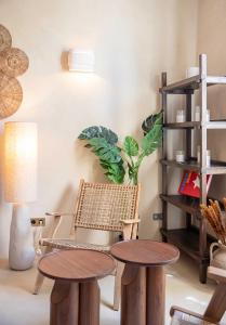 sala de estar con 2 mesas y 1 silla en Magnificent apt - 2BR-6P - Heart of Saint-Tropez, en Saint-Tropez 11 fotos más