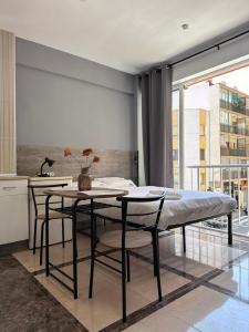 a dining room with a table and some chairs at Pension RIOKA CALPE in Calpe
