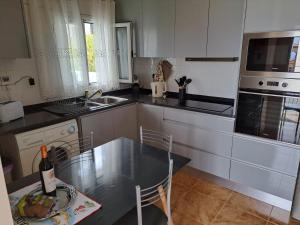 une cuisine avec une table avec une bouteille de vin dans l'établissement Success House, à Calheta