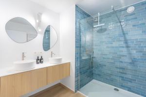 een badkamer met 2 wastafels en een douche met blauwe tegels bij Maison Anna by Exclusive-Stays in Oostende +20 foto's