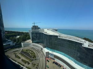 Kolam renang di atau dekat dengan Apartment In Porta Batumi Tower
