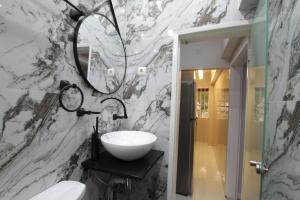 Et badeværelse på Josden Apartments T1