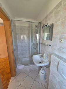 Bilik mandi di Apartments and Rooms Mamić