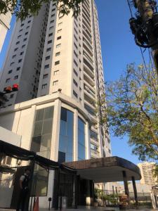 贝伦Resort Parc Paradiso的一座前面有顶篷的高楼