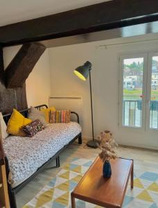 una sala de estar con una cama y una mesa en Hyper centre Lagny/Marne, vue panoramique, en Lagny