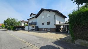 Zgradba, v kateri se nahaja apartma