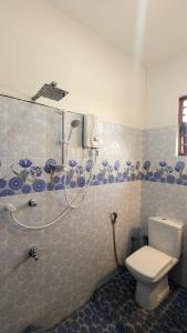 un baño con inodoro y ducha en Imen villa, en Hikkaduwa