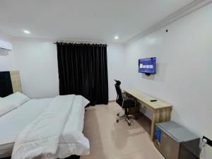 Televízia a/alebo spoločenská miestnosť v ubytovaní Lekki City View Apartment