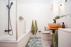 a bathroom with a tub shower and a sink at Exklusive Goethe-Suite am Brocken by Meis in Wernigerode Zentral in Wernigerode