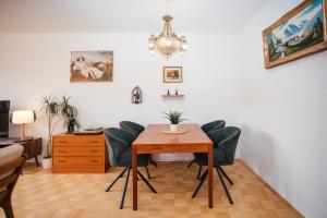 a dining room with a table and green chairs at Exklusive Goethe-Suite am Brocken by Meis in Wernigerode Zentral in Wernigerode