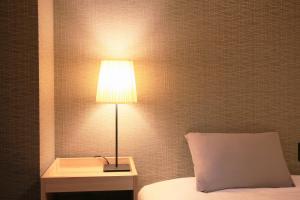 Postel nebo postele na pokoji v ubytování HOTEL LEGASTA KYOTO SHIRAKAWA SANJO