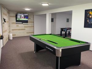 a room with a pool table and a tv at Pensiunea Royal Panzió in Praid