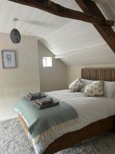 Ένα ή περισσότερα κρεβάτια σε δωμάτιο στο Cosy countryside cottage