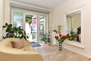 a living room filled with lots of potted plants at Vilaverona in Palanga